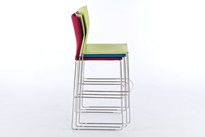 Übereinander gestapelt beansprucht der Barhocker sehr wenig Platz